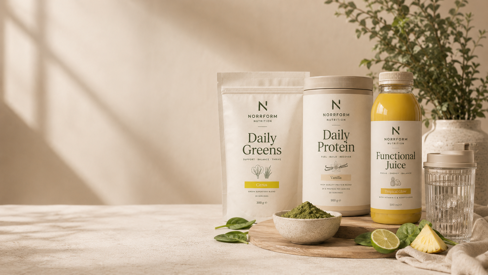 Daily Greens, Daily Protein och Functional Juice uppställda i dagsljus